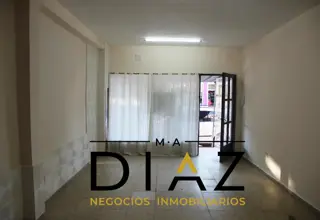 Salón Comercial en la calle Antártida Argentina foto 3