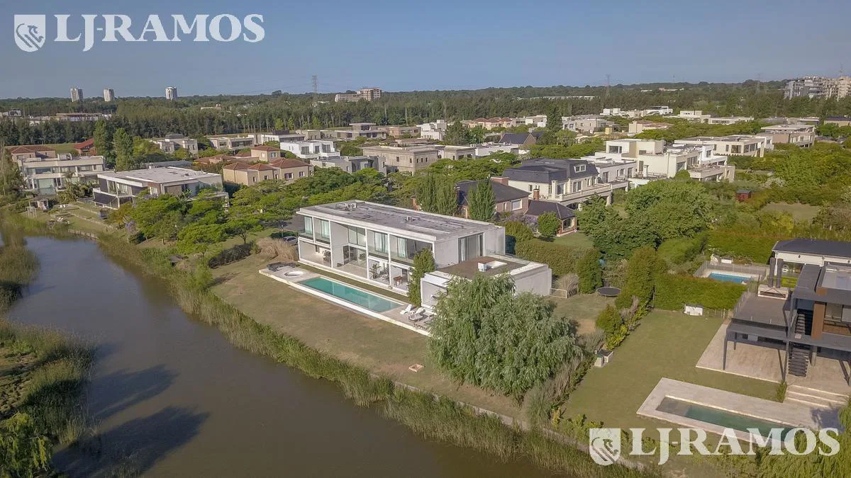 Casa a la laguna, con 4 dormitorios  en venta en  El Golf - Nordelta foto 2