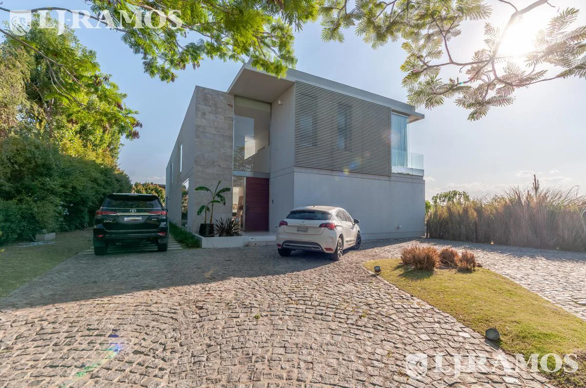 Casa a la laguna, con 4 dormitorios  en venta en  El Golf - Nordelta foto 3