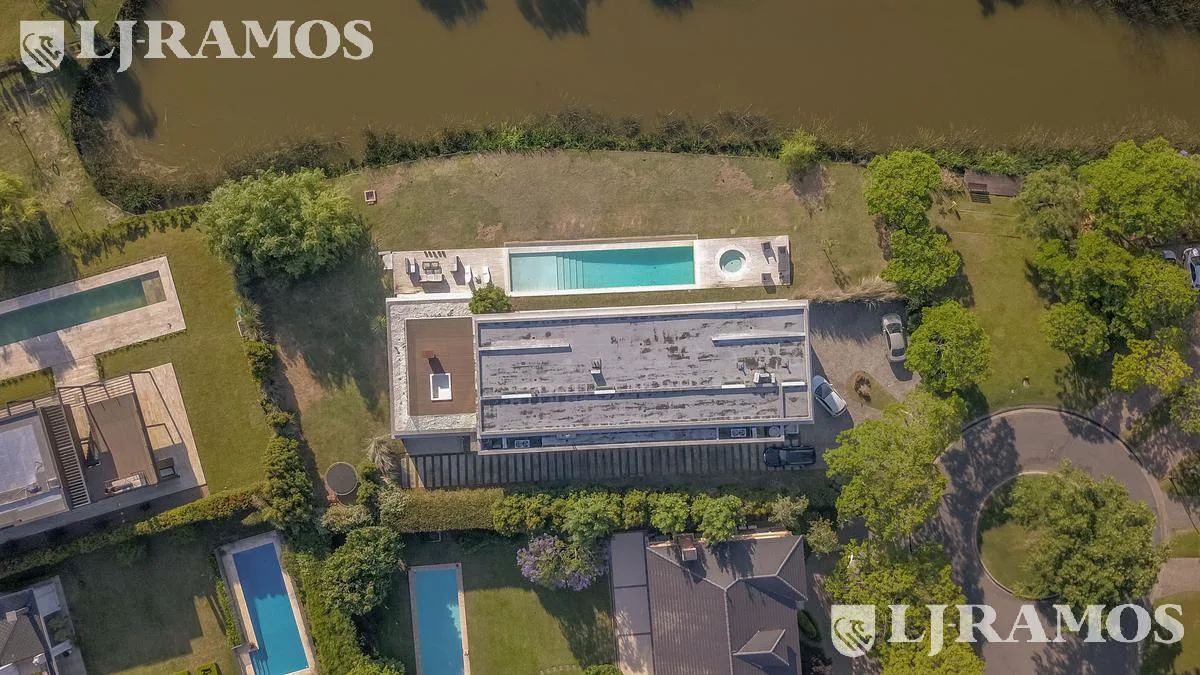 Casa a la laguna, con 4 dormitorios  en venta en  El Golf - Nordelta foto 4