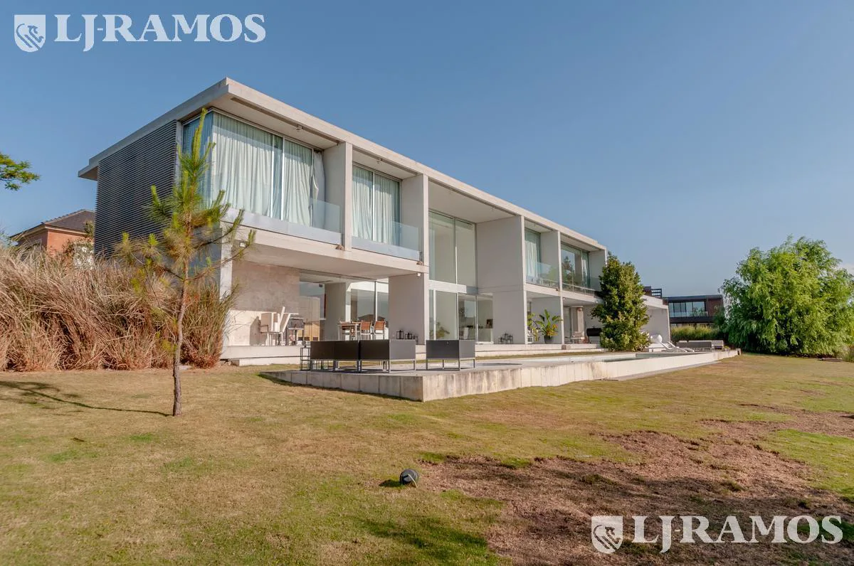 Casa a la laguna, con 4 dormitorios  en venta en  El Golf - Nordelta foto 5